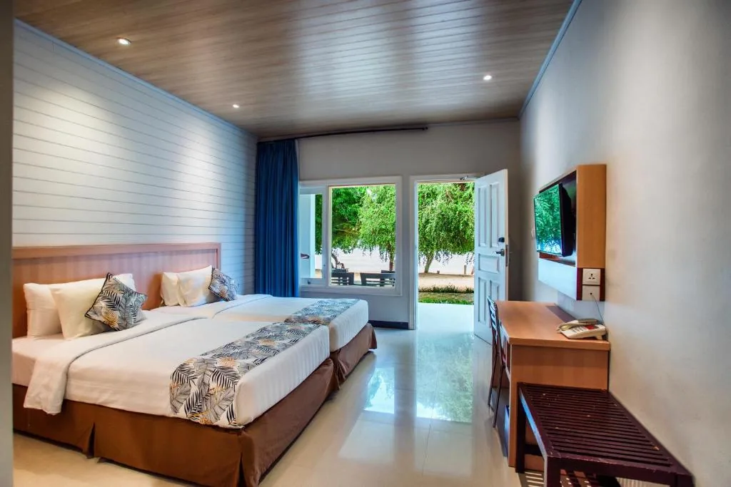 Deluxe Beach Front — Sylvia Hotel & Resort Komodo