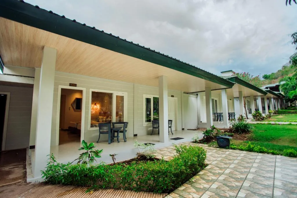 Deluxe Garden View — Sylvia Hotel & Resort Komodo